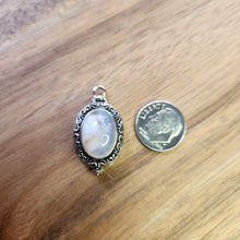 Load image into Gallery viewer, Flower Agate Poision Pendant
